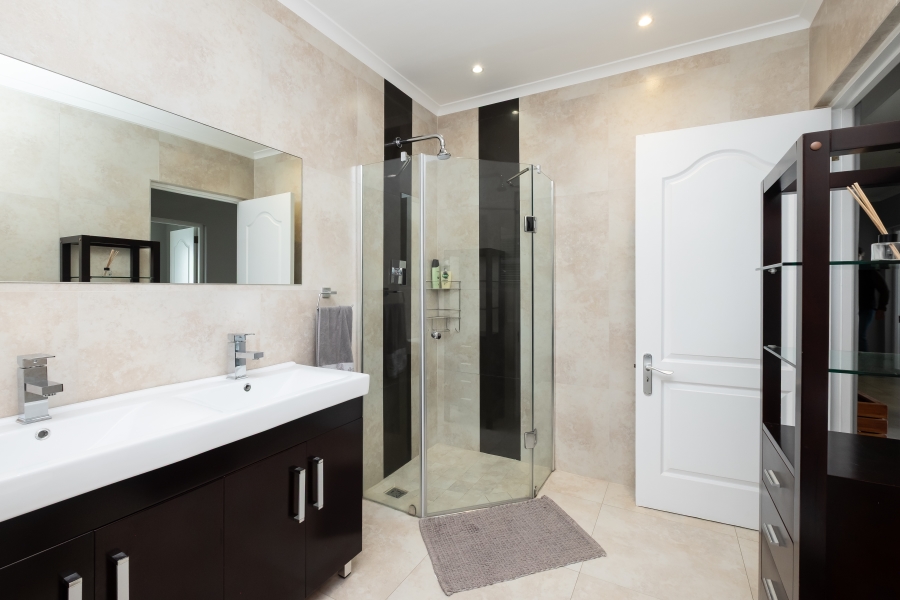 5 Bedroom Property for Sale in Murdock Valley Western Cape